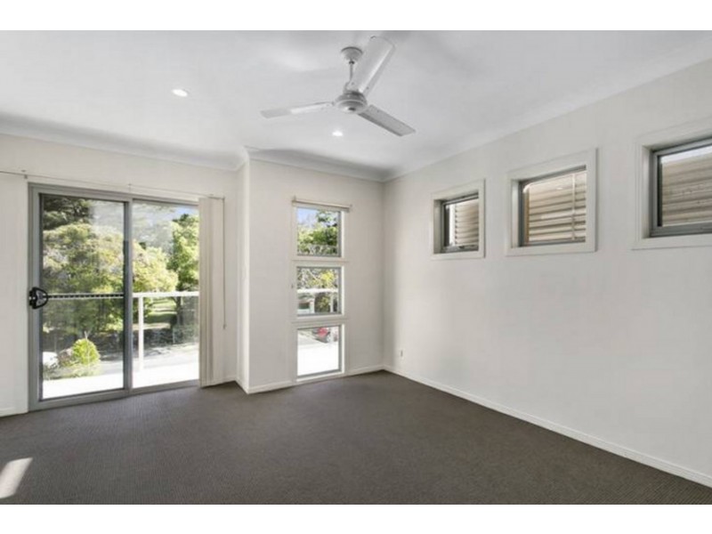 2/17 Nevenia Street, Labrador QLD 4215