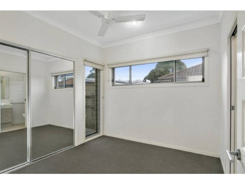 2/17 Nevenia Street, Labrador QLD 4215