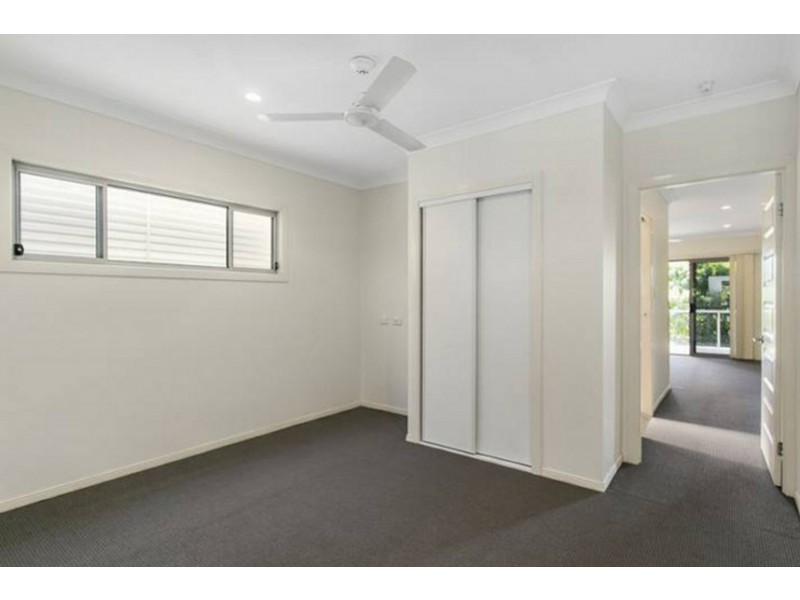 2/17 Nevenia Street, Labrador QLD 4215