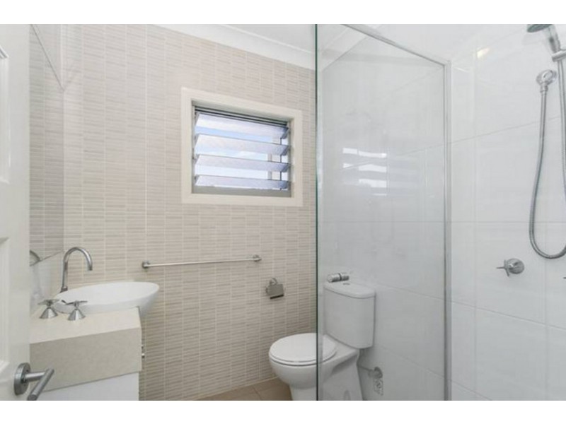 2/17 Nevenia Street, Labrador QLD 4215