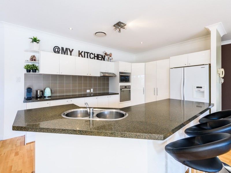 22 Pearson Close, Arundel QLD 4214