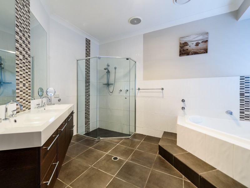 22 Pearson Close, Arundel QLD 4214