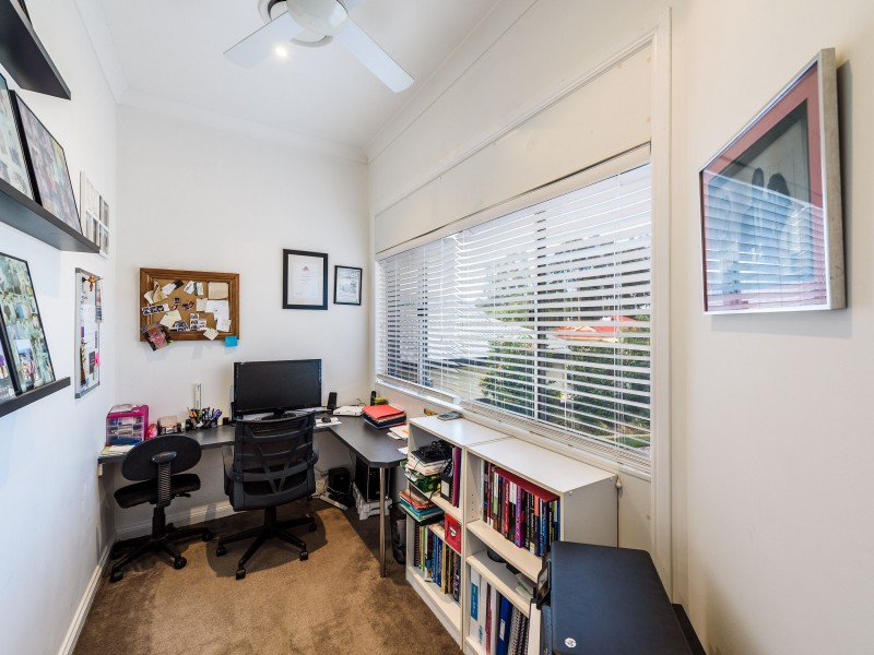 22 Pearson Close, Arundel QLD 4214