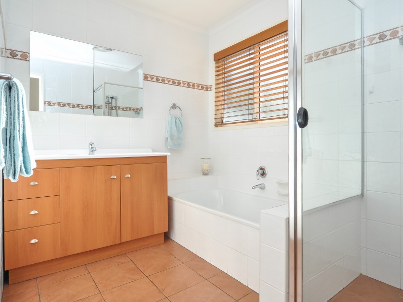 2/3 Hentdale Court, Labrador QLD 4215