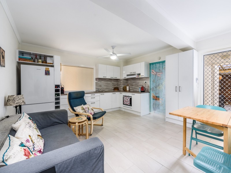 2/16 Sutherland Avenue, Labrador QLD 4215