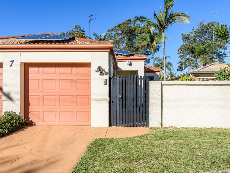 2/7 Coral Avenue, Labrador QLD 4215