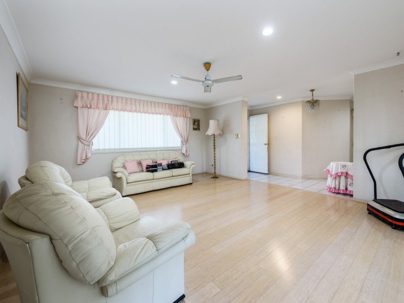 7 Putter Place, Arundel QLD 4214