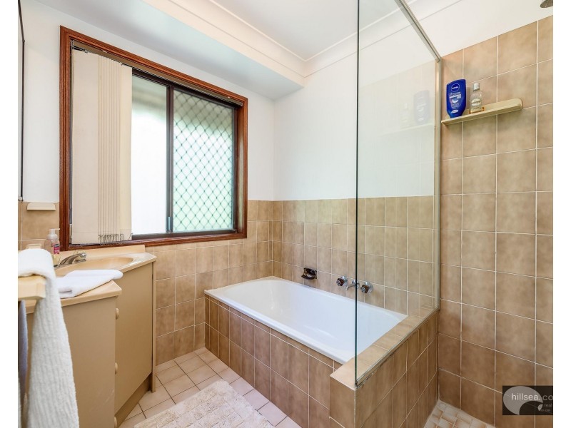 2 Essendon Close, Arundel QLD 4214