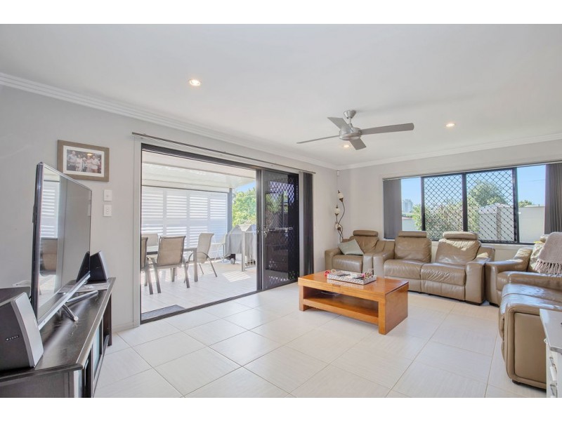 2 The Glade, Labrador QLD 4215