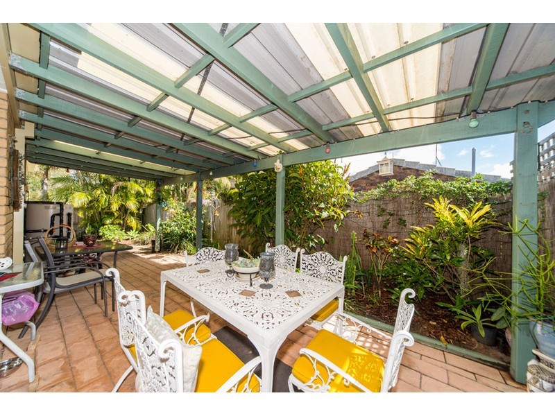 2/2 Cassandra Crescent, Labrador QLD 4215