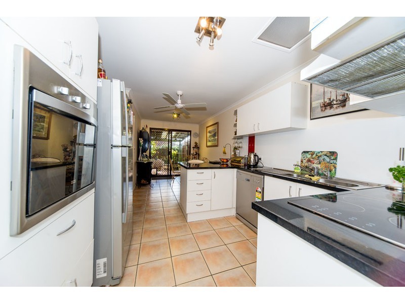 2/2 Cassandra Crescent, Labrador QLD 4215