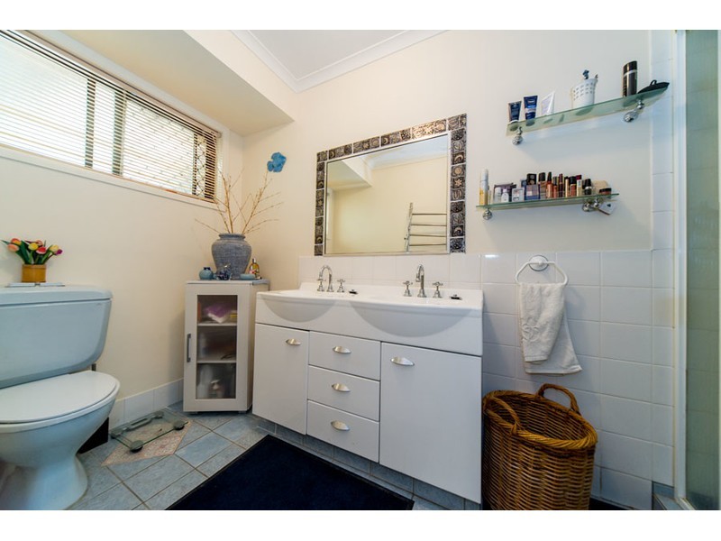 2/2 Cassandra Crescent, Labrador QLD 4215