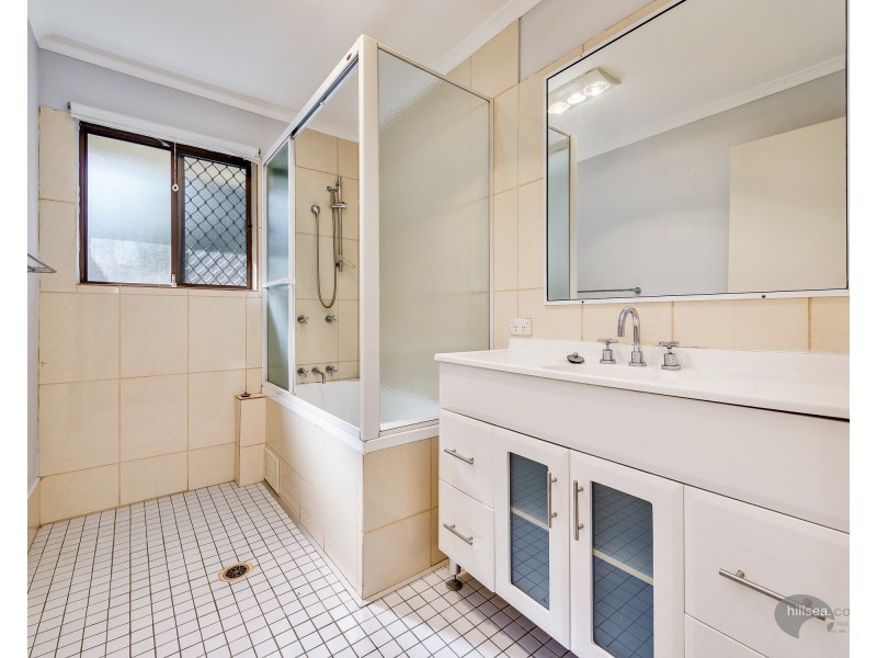 2/118 Kumbari Avenue, Labrador QLD 4215