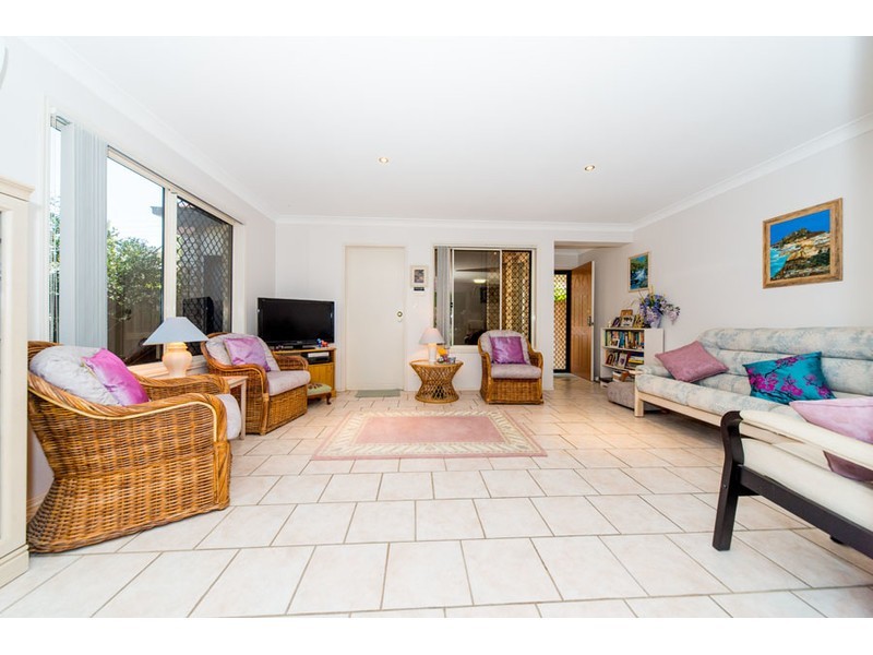 2/105 Muir Street, Labrador QLD 4215