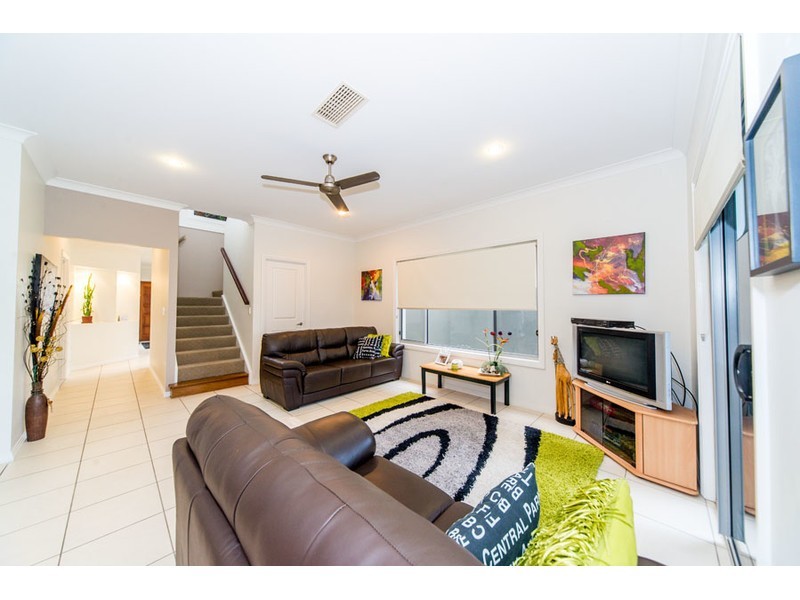 7 Zane Street, Molendinar QLD 4214