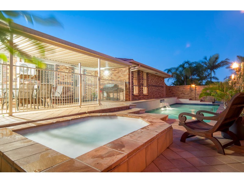 2 Putter Place, Arundel QLD 4214