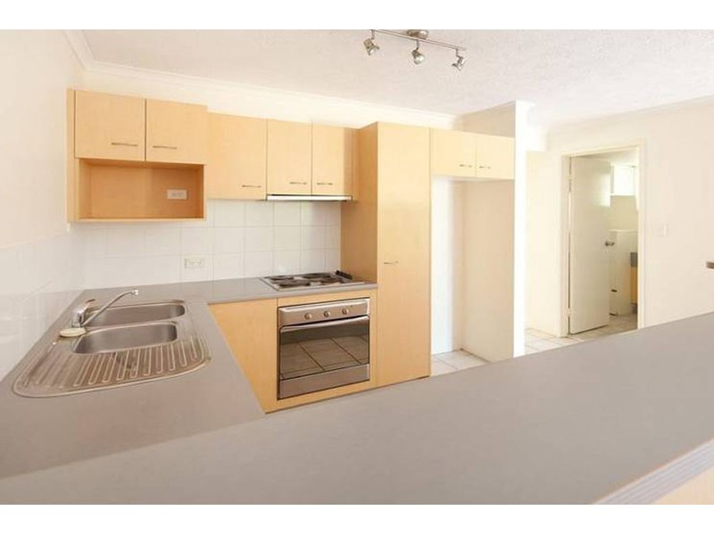 2/9 Bright Avenue, Labrador QLD 4215
