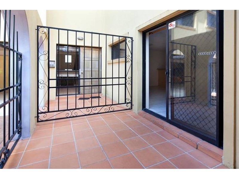 2/9 Bright Avenue, Labrador QLD 4215