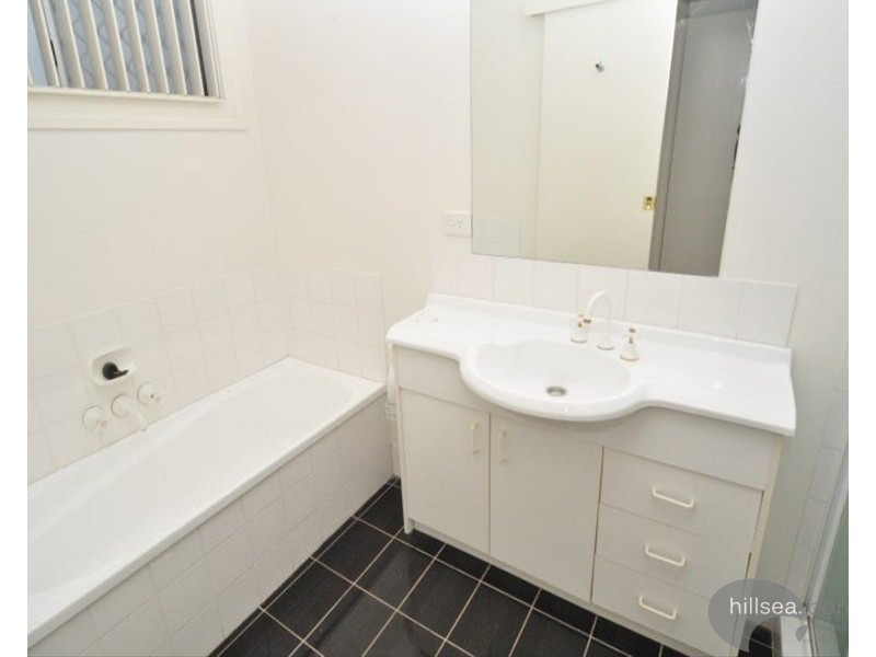 2/4 Hill Court, Labrador QLD 4215