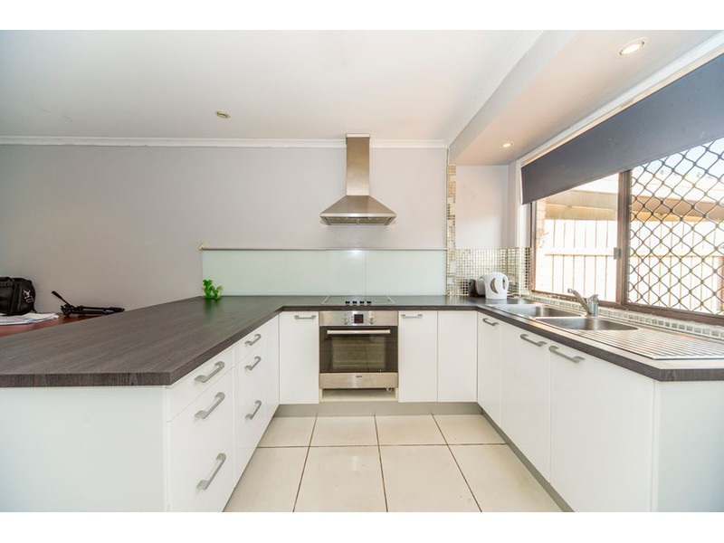 2/2 Burwood Court, Labrador QLD 4215