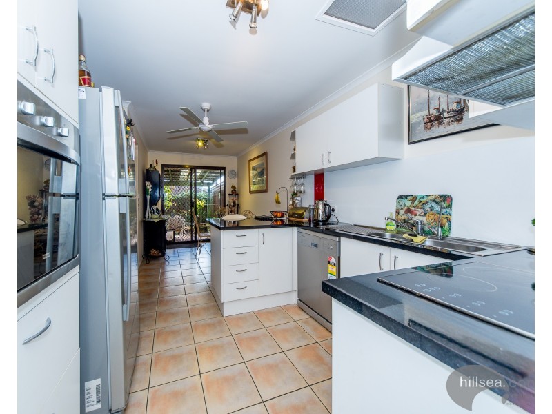 2/2 Cassandra Crescent, Labrador QLD 4215