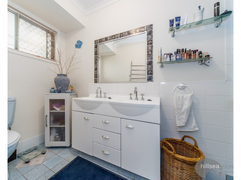 2/2 Cassandra Crescent, Labrador QLD 4215
