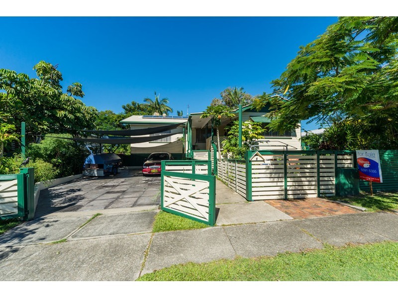 8 Heydon Avenue, Labrador QLD 4215