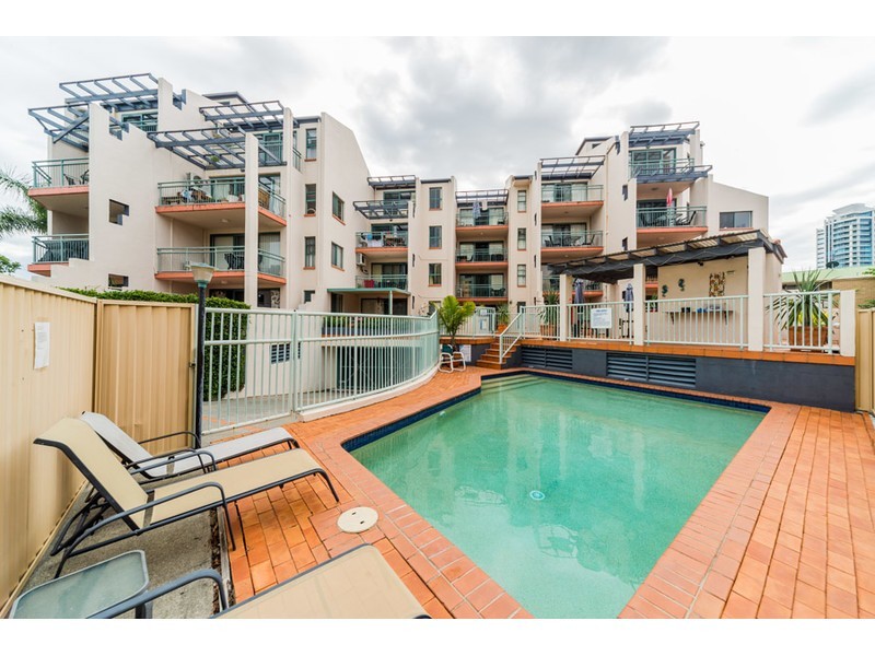 5/7-9 Robert Street, Labrador QLD 4215