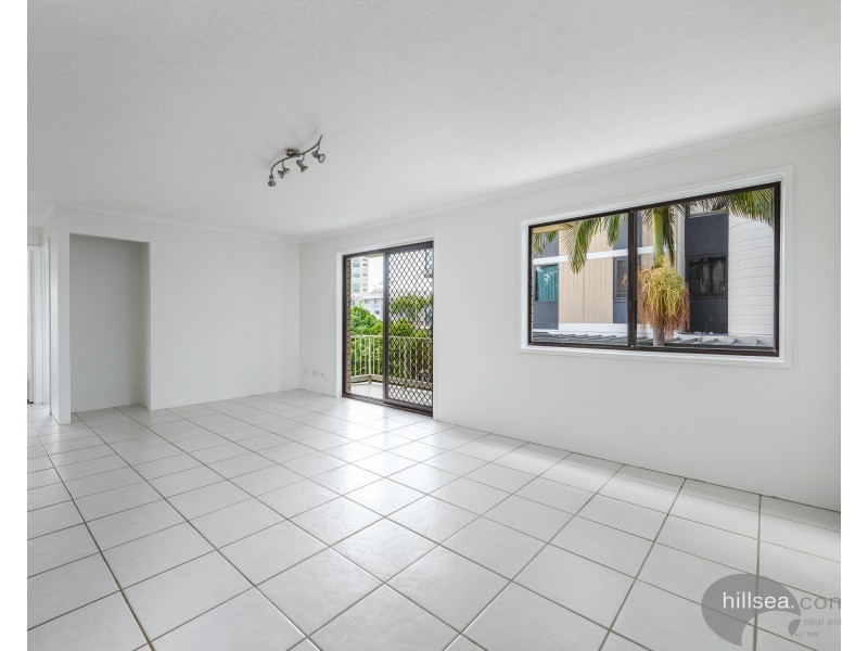 2/4 Baker Avenue, Labrador QLD 4215