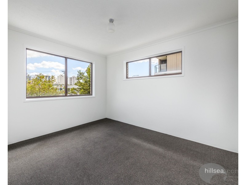 2/4 Baker Avenue, Labrador QLD 4215