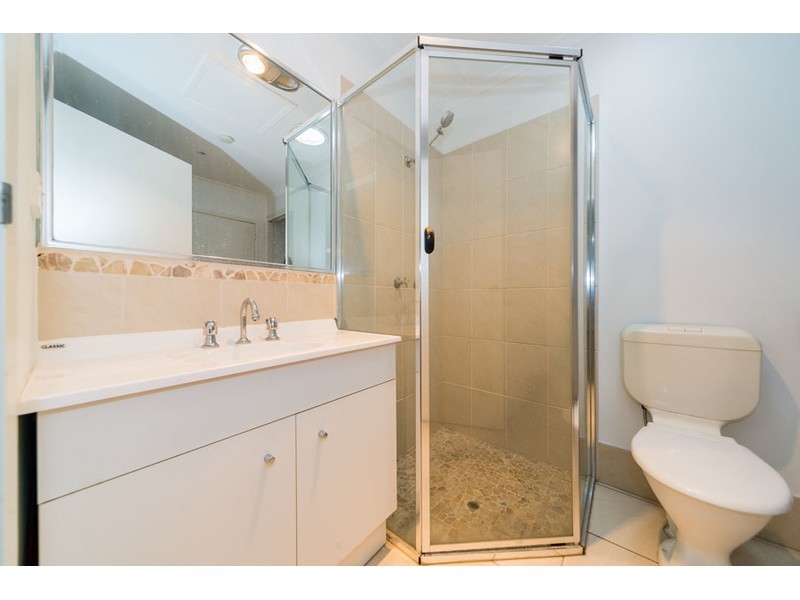 2/6 Orkney Place, Labrador QLD 4215