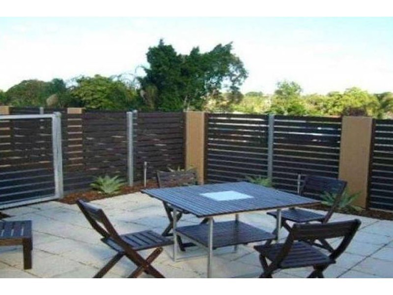 1/4 Ruth Anne Close, Labrador QLD 4215