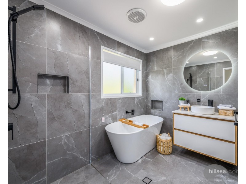 2/99 Olsen Avenue, Labrador QLD 4215