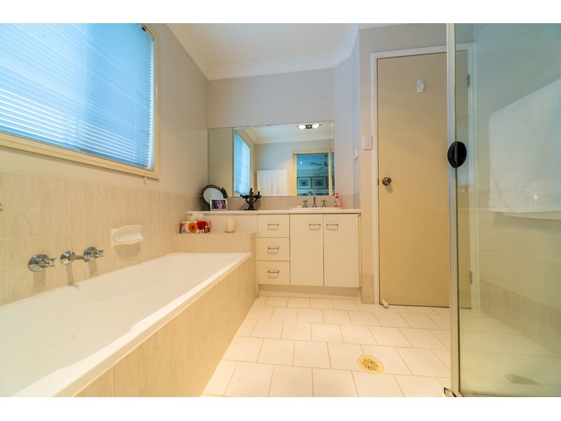 2/11 Liam Court, Labrador QLD 4215
