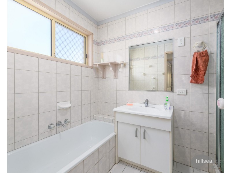 1/4 Robin Joy Close, Labrador QLD 4215