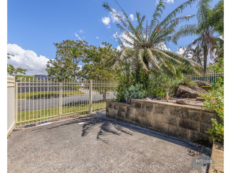 1/4 Robin Joy Close, Labrador QLD 4215
