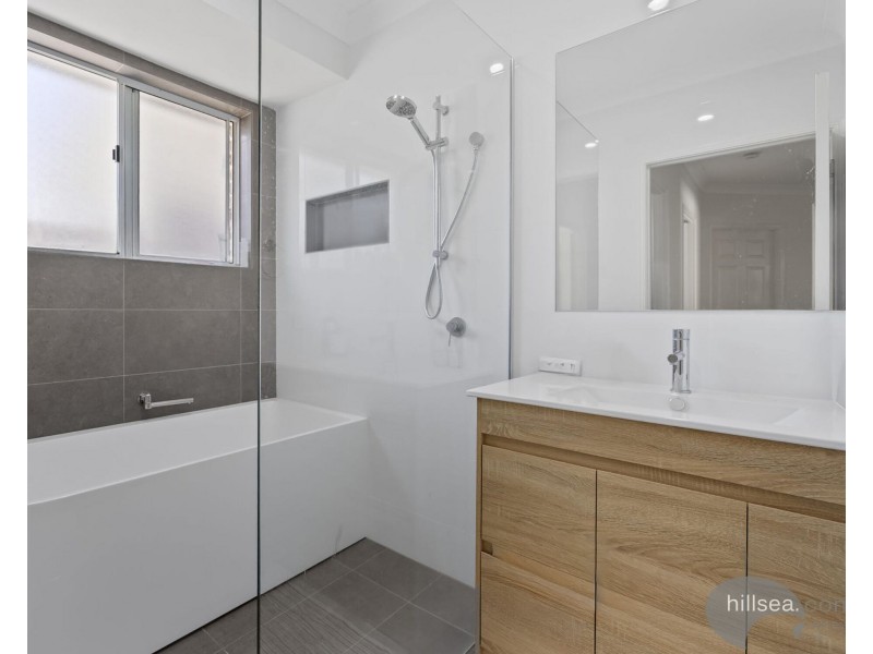 2/487 Pine Ridge Road, Runaway Bay QLD 4216