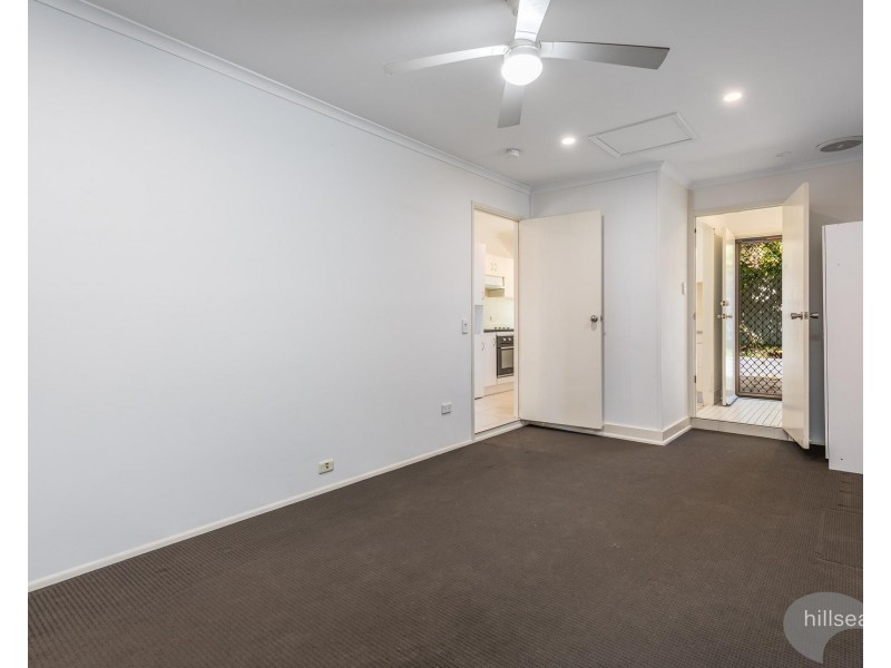 2/191 Olsen Avenue, Labrador QLD 4215