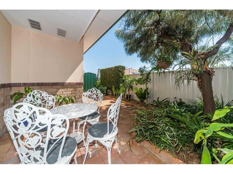 1/11 Tanias Place, Labrador QLD 4215