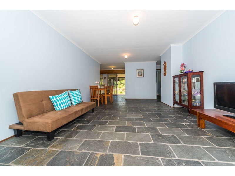 1/10 Robin Joy Close, Labrador QLD 4215