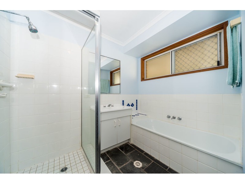 1/10 Robin Joy Close, Labrador QLD 4215