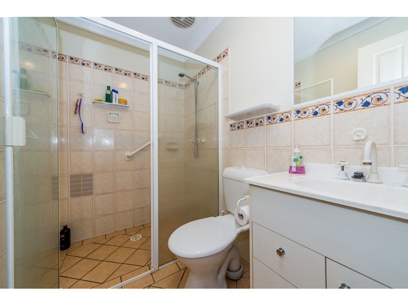 2/4 Jacqueline Avenue, Labrador QLD 4215