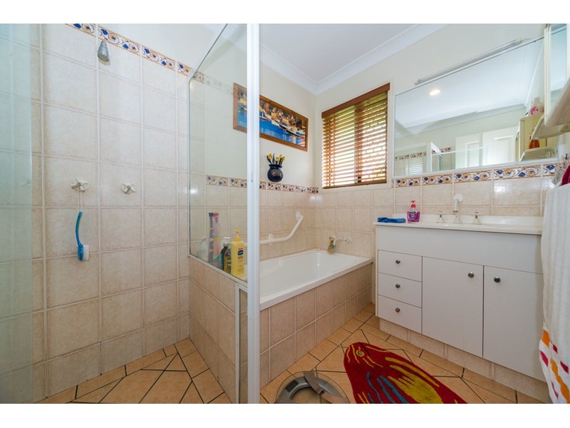 2/4 Jacqueline Avenue, Labrador QLD 4215