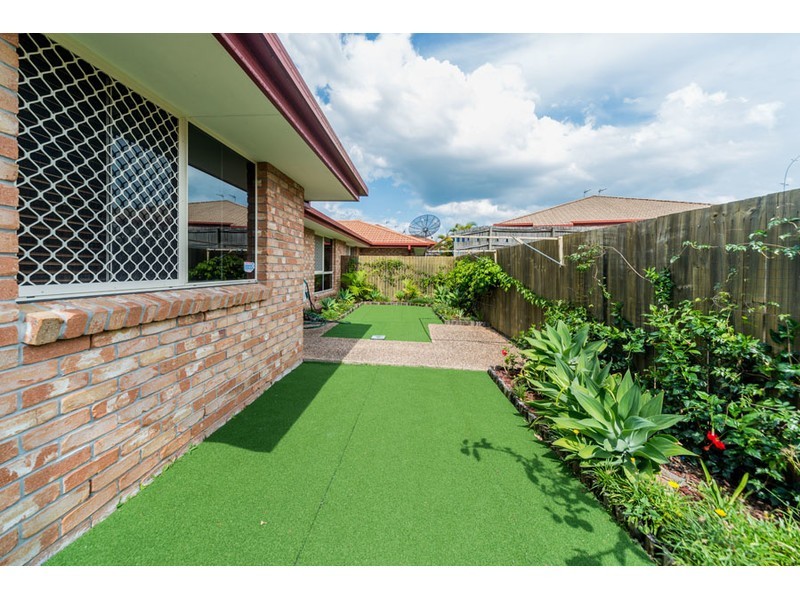 2/4 Jacqueline Avenue, Labrador QLD 4215