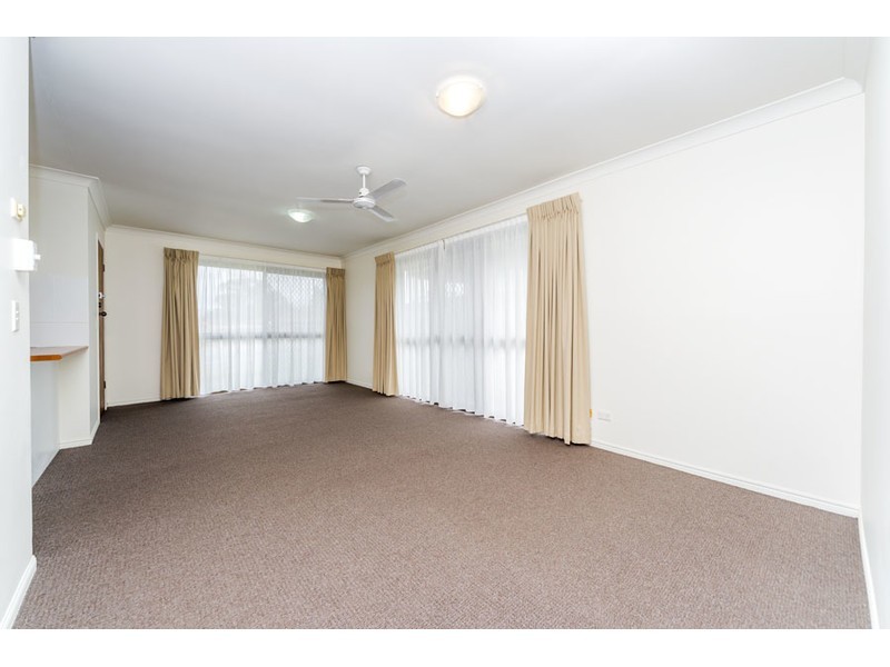 2/215 Central Street, Labrador QLD 4215