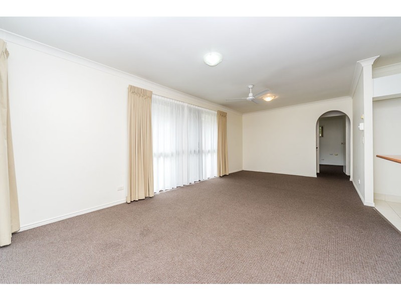 2/215 Central Street, Labrador QLD 4215