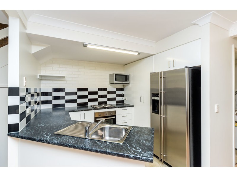 2/77 Olsen Avenue, Labrador QLD 4215