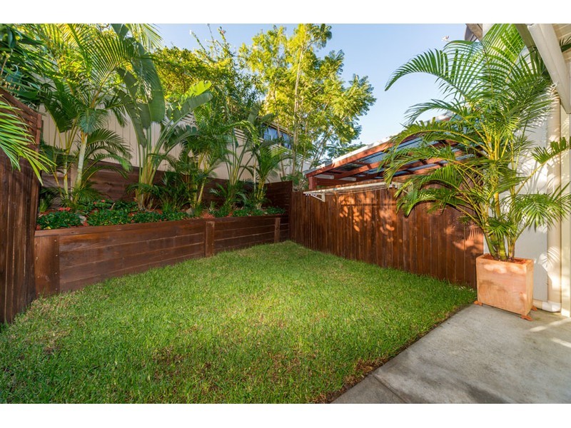 2/77 Olsen Avenue, Labrador QLD 4215