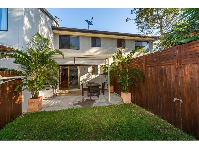 2/77 Olsen Avenue, Labrador QLD 4215