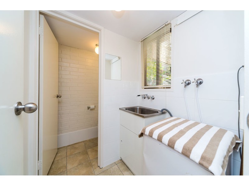 2/77 Olsen Avenue, Labrador QLD 4215